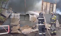 На Северном шоссе горит склад макулатуры