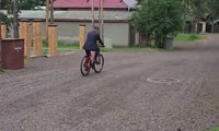 Дмитрий Меркулов едет на велике на работу