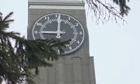 Главные городские часы поздравляют красноярцев с Днем отца