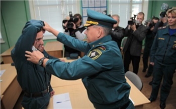 Шойгу посмотрел на блестящие каски 