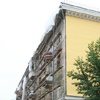 В Ленинском районе Красноярска завершают перекраску фасадов жилых домов
