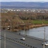На Октябрьском мосту Красноярска рассыпали камни, проезд затруднен