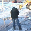 В Советском районе Красноярска из-за коммунальной аварии залита проезжая часть