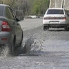Из-за коммунальной аварии подтоплена проезжая часть в Октябрьском районе Красноярска