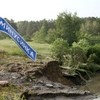 Из-за прорыва дамбы на дороге в Минусинском районе образовалась 4-метровая яма