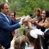 Школьница подарила Льву Кузнецову живого кролика 