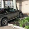 В центре Красноярска внедорожник после ДТП врезался в здание
