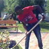 Африканские студенты высадили кустарники перед красноярским молодежным центром