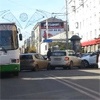 Столкнувшиеся иномарки и автобус перегородили проспект Мира в Красноярске