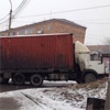В Железнодорожном районе Красноярска опрокинулся прицеп фуры