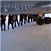 Сотрудников игарского аэропорта уволили за историю с толкавшими самолет пассажирами