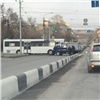 В районе Коммунального моста столкнулись автобус и грузовик (видео)