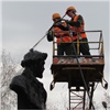 В Красноярске чистят памятники и скамейки