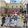 На Привокзальной площади Красноярска вспомнили атмосферу мая 1945-го