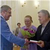 Красноярский губернатор поздравил молодоженов и юбиляров семейной жизни (видео)