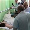 Спасшего детей от ДТП хакасского полицейского в больнице навестили министры