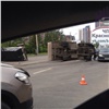 Две перевернувшиеся машины перекрыли улицу Брянскую в Красноярске (видео)