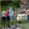Жители дворов на правобережье Красноярска устроили массовую потасовку (видео)