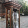 Неизвестные вандалы напали на книжный шкаф в центре Красноярска