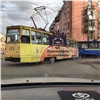 Трамвай сошел с рельсов и перегородил поворот на правобережье Красноярска