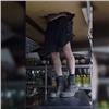 В Красноярске вор в одном белье застрял в дыре на крыше магазина (видео)
