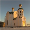 На колокольню храма в красноярском Солнечном подняли колокола