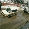 В Октябрьском районе Красноярска автоледи провалилась в яму в асфальте