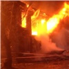 На правобережье Красноярска сгорел деревянный барак (видео)