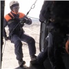 Сибирские спасатели потренировали навыки беспарашютных спусков с вертолета (видео)