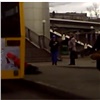 Женщина выпала из автобуса на остановке «Космос» в Красноярске (видео)