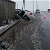 В Хакасии иномарка снесла столб и бетонный забор, погибла женщина