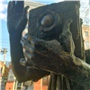В центре Красноярска повредили скульптуру фотографа