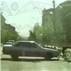 Велосипедистка угодила под машину на перекрестке в центре Красноярска (видео)