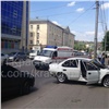 В центре Красноярска иномарку после ДТП отбросило на пешеходов