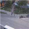 В Красноярске автоледи наехала на пропускавшего пешеходов мотоциклиста (видео)