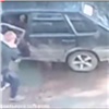 Подросток разгромил автомобили в красноярской Зеленой Роще (видео)