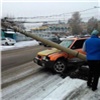 Водитель снес столб на ул. Мечникова в Красноярске