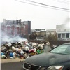 Мусоровоз вывалил горящие отходы на Коммунальном мосту Красноярска (видео)