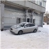 Очевидцы: В Красноярске упавший с крыши лед повредил автомобиль