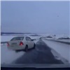 Женщина-водитель разбила иномарку на снежном участке красноярской трассы (видео)