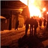 В красноярской Покровке спасли хозяина горящего дома (видео)