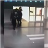 Разбойник с ножом ранил посетительницу красноярского ТРЦ (видео)
