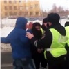 Пьяный виновник ДТП и его друзья устроили потасовку с красноярской полицией (видео)