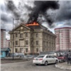 В Красноярске горит недостроенный «дворец» (видео)