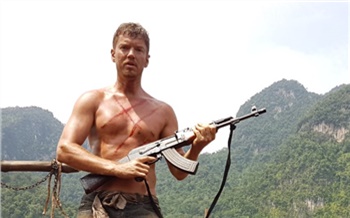 «Люблю Россию, но в Таиланде снега меньше»: как Артём стал актером в Королевстве