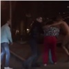  В Красноярске на улице 9 Мая голый мужчина напал на женщину (видео)