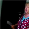 Из-за шума жительница Зеленой рощи изрубила дверь соседу (видео)