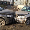 На правобережье Красноярска из-за торопливой автоледи разбились два кроссовера (видео)