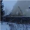 В Красноярске горит заброшенная казарма на улице Малиновского