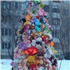 В красноярском детсаду установили гигантскую ёлку из 200 мягких игрушек